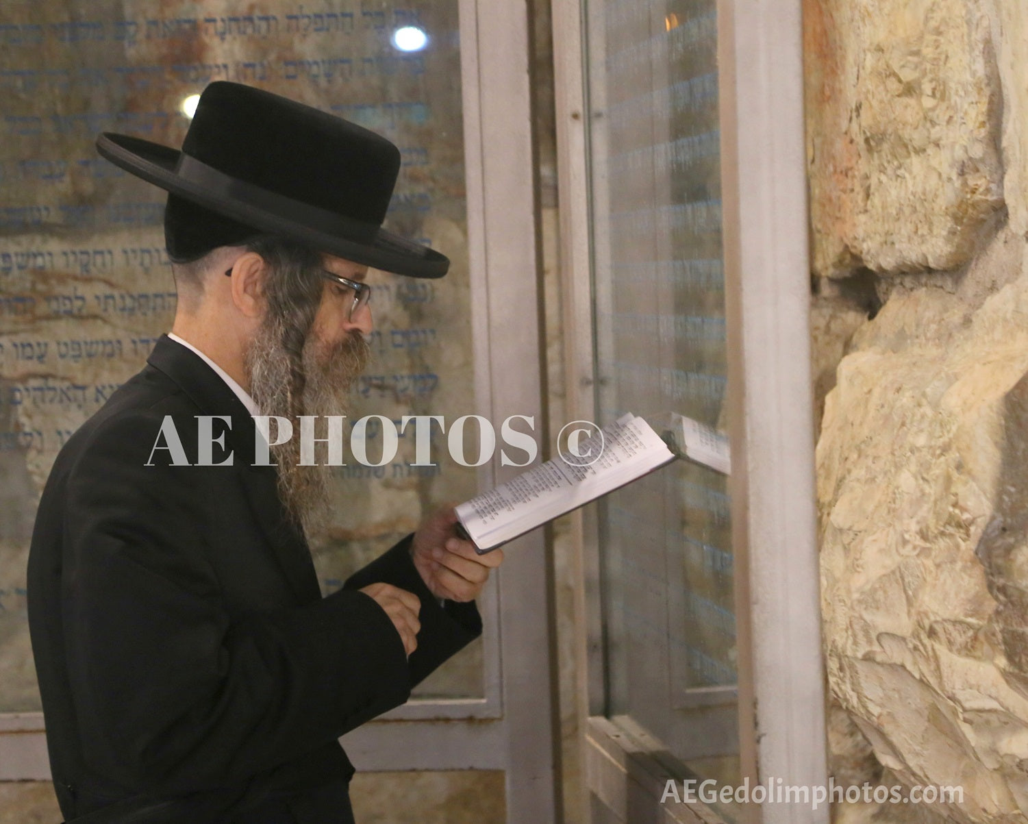 Rav Nachman Biderman at the Kosel (הגה"צ רבי נחמן בידערמאן איז מתפלל ביים כותל המערבי)