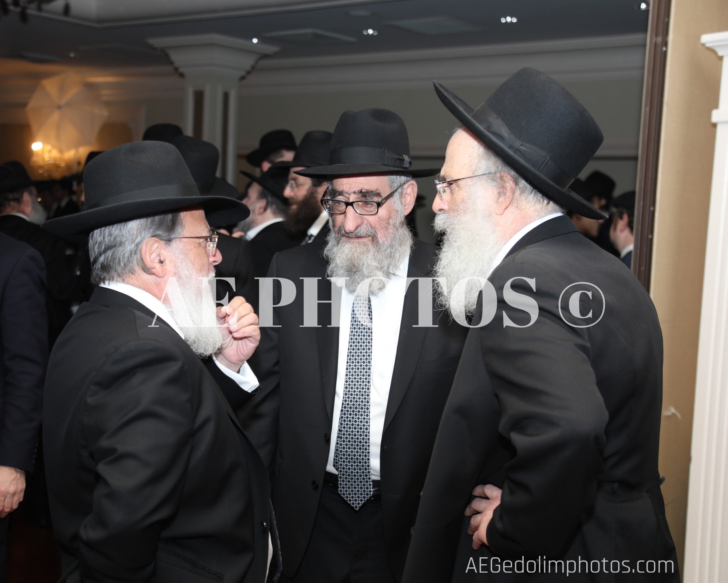 Rav Yehoshua Kalish at center