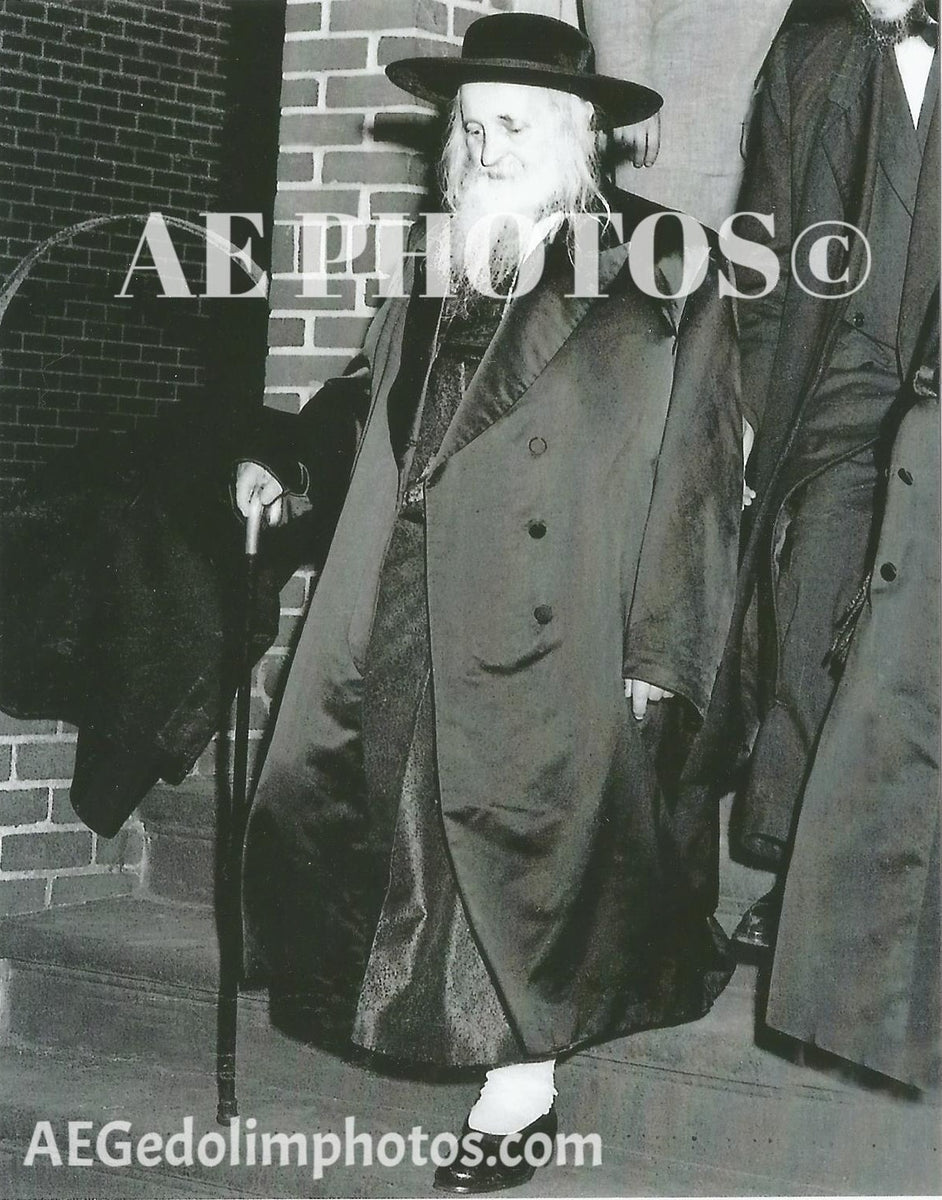 Satmar Rav walking – AE Gedolim Photos