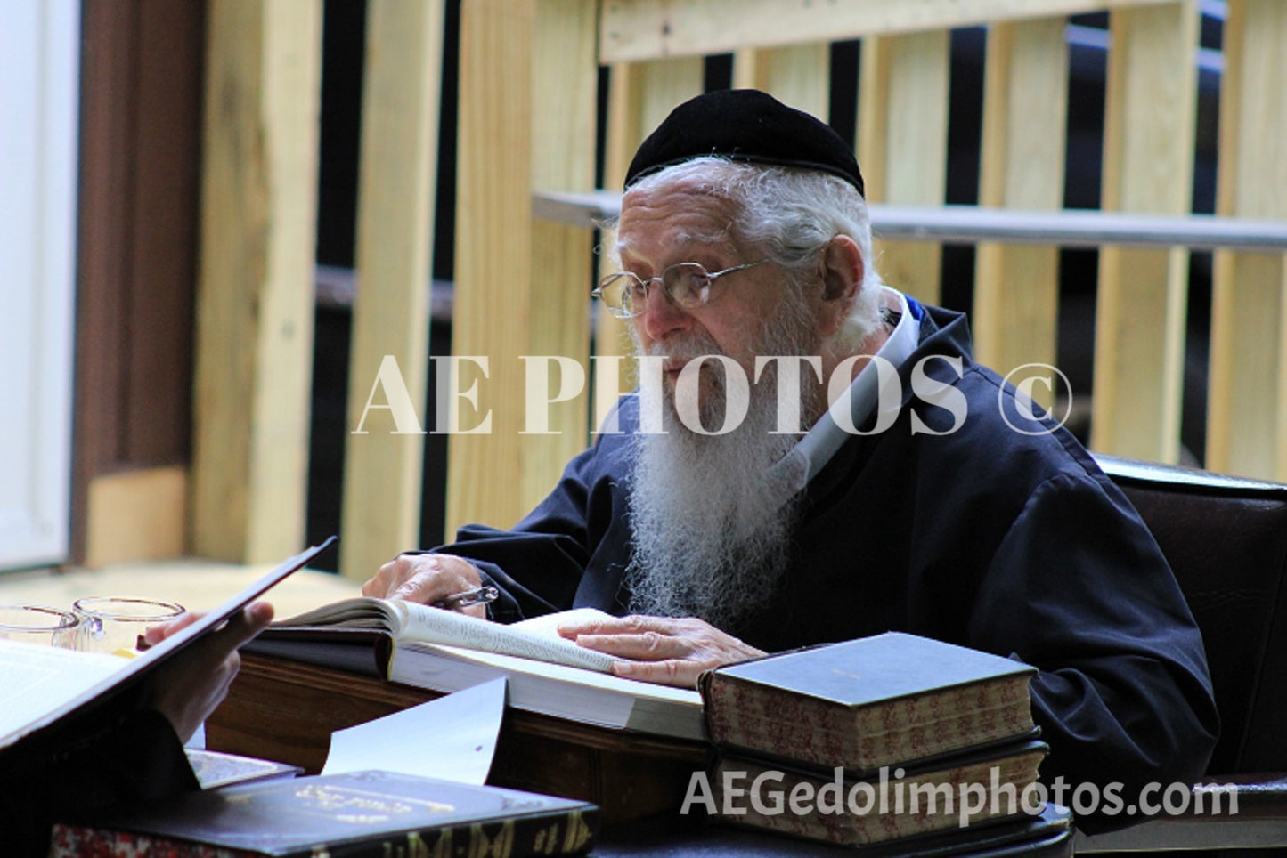 Rav Aaron Schechhter learning on his pourch in Camp Morris 2016