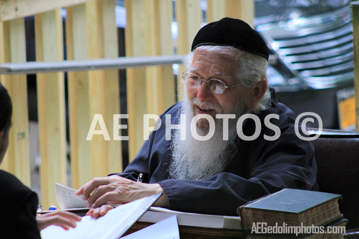 Rav Aaron Schechter learning in Camp Morris