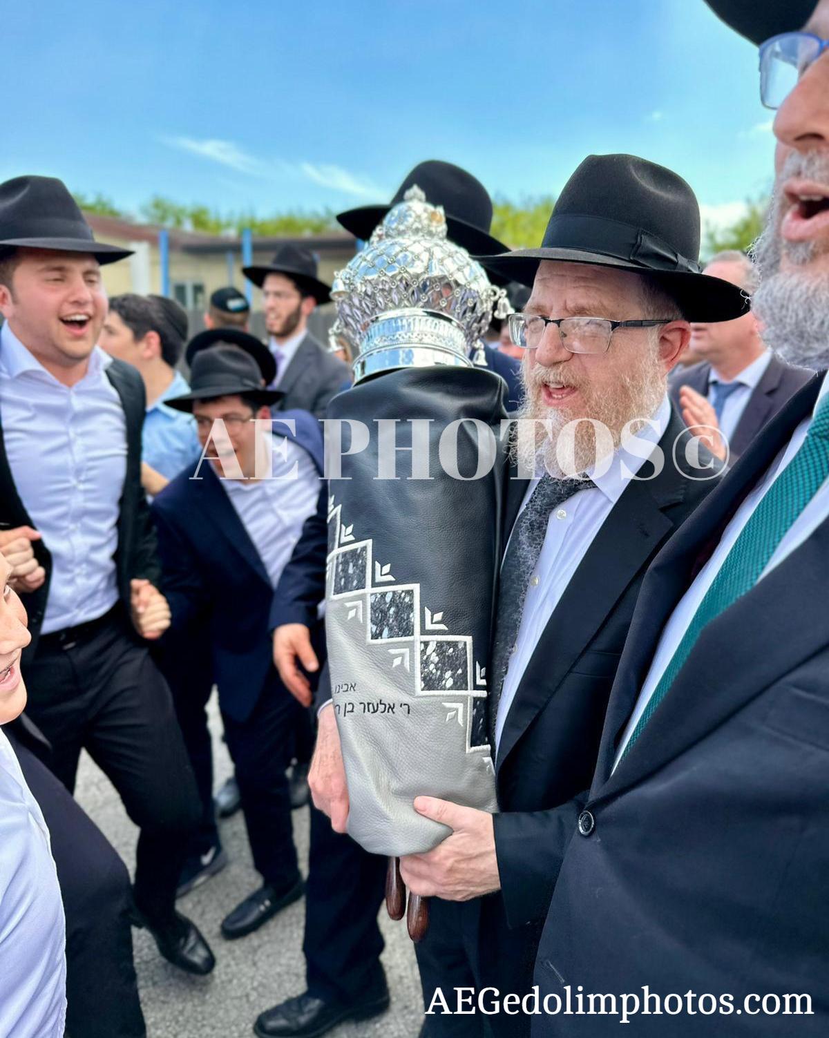 Rav Binyomin Luban Rosh Yeshiva of Yeshiva Torahs Chaim in Miami - At a Hachnoches Sefer Torah