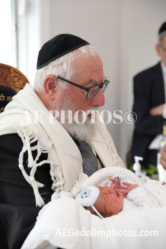 Rav Mordechai Maslaton serving as Sandak