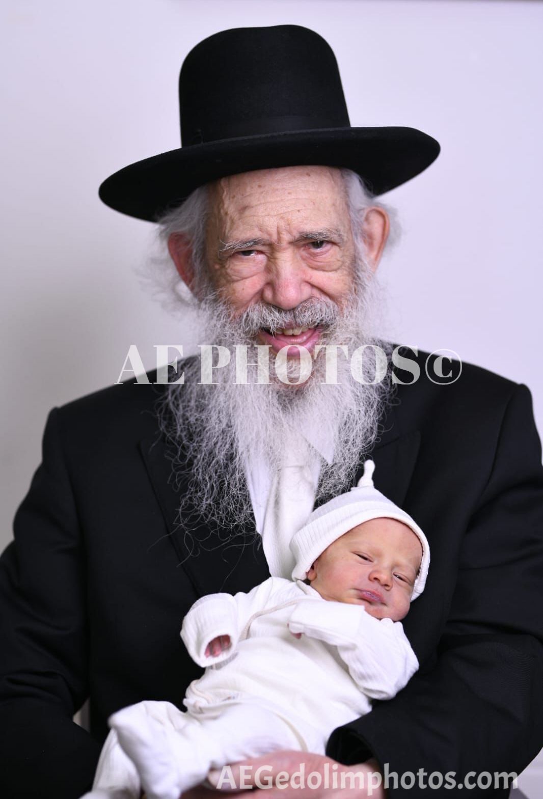 Rav Tzvi Kushlefsky with his newborn son