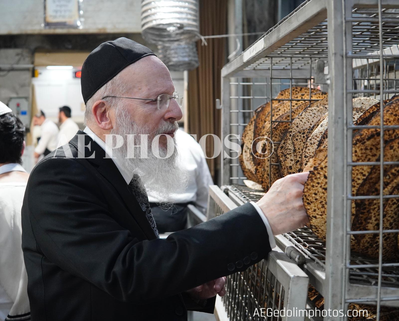 Rav Yitzchak Berkowitz at Matzah Bakery