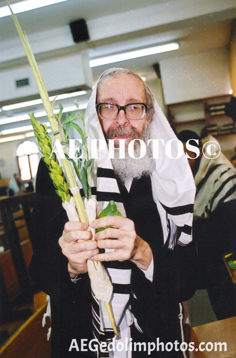 Rav Nosson Tzvi Finkel Lulav – AE Gedolim Photos