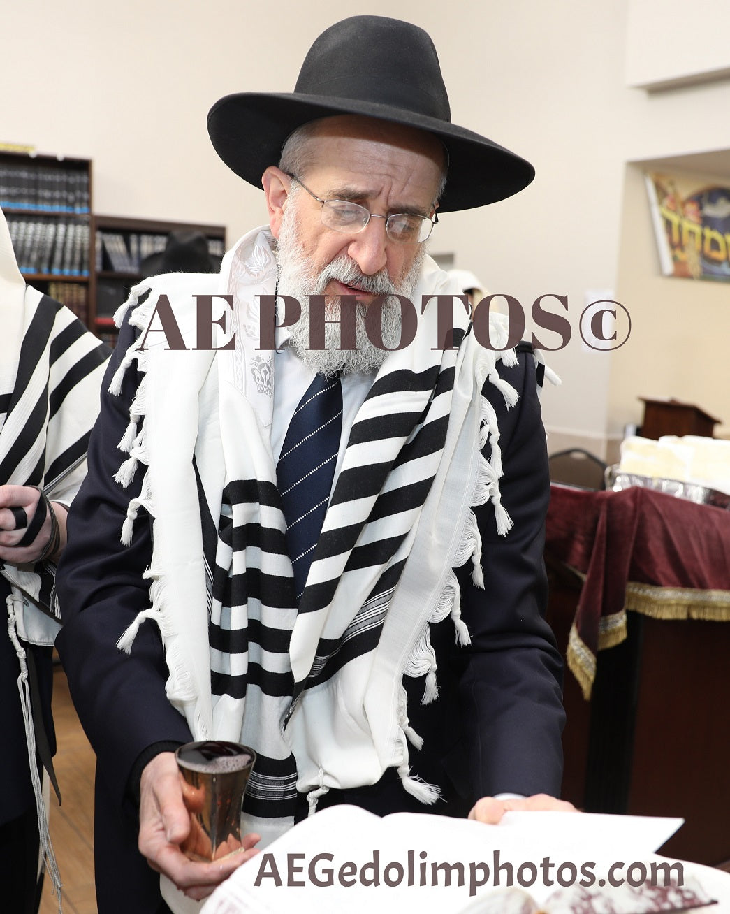 Rav Yisroel Reisman reciting Kriyat Shem at a Brit
